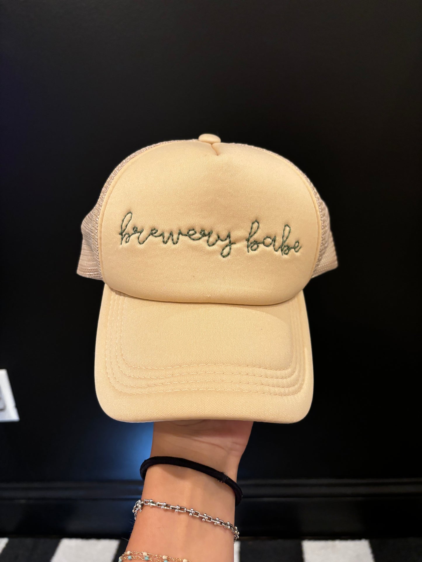 brewery babe trucker hat | green / sand